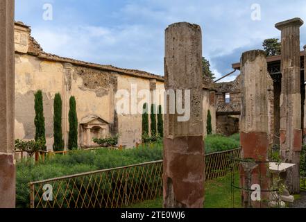 Pompei, Italia - 25 novembre 2023: Cortile e interno di una casa nobiliare patrizia nell'antica città di Pompei Foto Stock