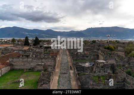 Pompei, Italia - 25 novembre 2023: Veduta della via mercurio nel centro dell'antica città di Pompei Foto Stock