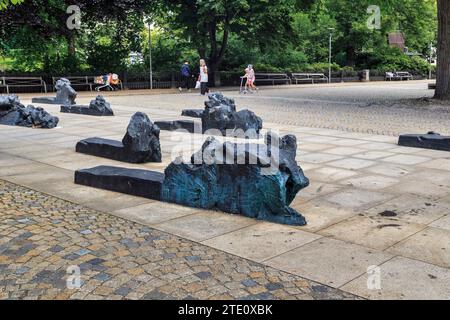 STOCCOLMA, SVEZIA - 28 GIUGNO 2016: È uno dei dodicesimi frammenti del monumento alle persone sulla piazza omonima. Foto Stock