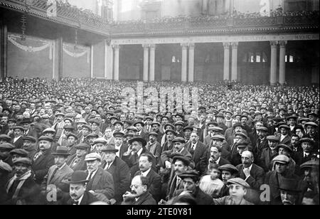 01/31/1916. Nel Palazzo delle Belle Arti di Barcellona. Apparizione della sala delle assemblee durante il raduno verificato per protestare contro l'aumento del prezzo del gas. Crediti: Album / Archivo ABC / Josep Brangulí Foto Stock