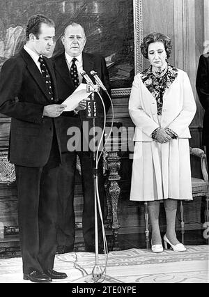 Madrid, 14/05/1977. Don Juan de Borbón, conte di Barcellona, in una cerimonia tenutasi presso il Palazzo Zarzuela, cede i suoi diritti dinastici in favore di suo figlio il re Juan Carlos i, alla presenza della contessa di Barcellona e della regina Sofia. Nella foto potete anche vedere l'Infanta Doña Elena e il Principe delle Asturie. Nell'immagine, Juan Carlos i legge il suo discorso. Crediti: Album / Archivo ABC Foto Stock