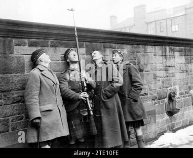 Aprile 1915. Un periscopio per le trincee. Per osservare il nemico dalle trincee senza essere visto, i soldati inglesi usarono un piccolo specchio ad angolo retto, che posero sulla baionetta dei loro fucili, come indicato nell'incisione. Crediti: Album / Archivo ABC / Louis Hugelmann Foto Stock