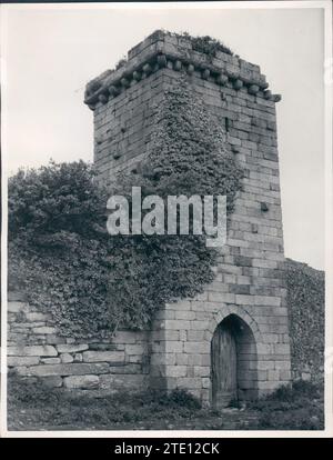 12/31/1957. Torres de Mens (Malpica). Ingresso attraverso la torre principale della fortezza che apparteneva al primo conte di Altamira. Crediti: Album / Archivo ABC / Marques De Santa María del Villar Foto Stock