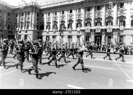 1993 Armed Forces Day Parade, a Madrid, presieduta dalle loro Maestri il Re e la Regina di Spagna e la loro altezza reale il Principe delle Asturie. Crediti: Album / Archivo ABC / Miguel Berrocal Foto Stock