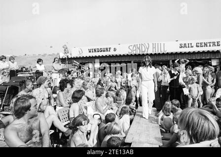 Miss Beach Election Zandvoort, Miss Election, 19-08-1978, Whizgle News from the Past, su misura per il futuro. Esplora le narrazioni storiche, l'immagine dell'agenzia olandese olandese con una prospettiva moderna, colmando il divario tra gli eventi di ieri e quelli di domani. Un viaggio senza tempo che delinea le storie che plasmano il nostro futuro. Foto Stock