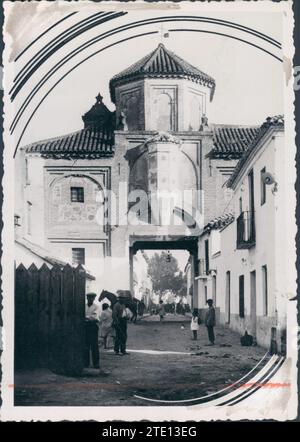 12/31/1933. Esterno della porta di Siviglia, Santa Fé. Crediti: Album / Archivo ABC Foto Stock