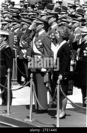 1993 Armed Forces Day Parade, a Madrid, presieduta dalle loro Maestri il Re e la Regina di Spagna e la loro altezza reale il Principe delle Asturie. Crediti: Album / Archivo ABC / Miguel Berrocal Foto Stock