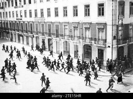 Lisbona, 14 maggio 1915. Rivolte per le strade della capitale portoghese. Quello stesso giorno cadde la breve dittatura di Pimenta de Castro e Manuel de Arriaga. Crediti: Album / Archivo ABC / Joshua Benoliel Foto Stock