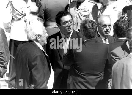 1993 Armed Forces Day Parade, a Madrid, presieduta dalle loro Maestri il Re e la Regina di Spagna e la loro altezza reale il Principe delle Asturie. Crediti: Album / Archivo ABC / Miguel Berrocal Foto Stock