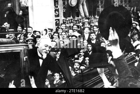 07/31/1911. Il presidente della repubblica portoghese. Don Manuel de Arriaga lascia il palazzo del Congresso dopo la sua elezione ed è stato acclamato dal popolo. Crediti: Album / Archivo ABC / Joshua Benoliel Foto Stock