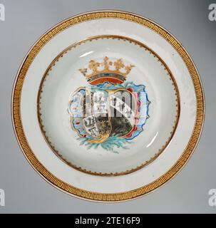 Piatto di zuppa con le braccia della famiglia De Famars e Vriesen, anonimo, c. 1752 piatto di zuppa di porcellana, dipinto sullo smalto in blu, rosso, rosa, verde, nero e oro. Sul piatto l'arma dell'alleanza delle famiglie De Famars e Vriesen in stile rococò. L'arma a destra della famiglia De Famars è divisa in quattro parti: 1. e 4. Su uno sfondo nero sette fleur-de-lis dorati, 2. e 3. Un'aquila nera. L'arma a sinistra della famiglia Vriesen ha uno sfondo nero e una barra inclinata con tre teste di mucca. Sopra le armi è raffigurata una corona e la copertura è composta da conchiglie e Foto Stock