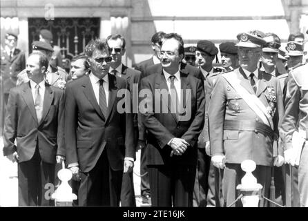 1993 Armed Forces Day Parade, a Madrid, presieduta dalle loro Maestri il Re e la Regina di Spagna e la loro altezza reale il Principe delle Asturie. Crediti: Album / Archivo ABC / Miguel Berrocal Foto Stock