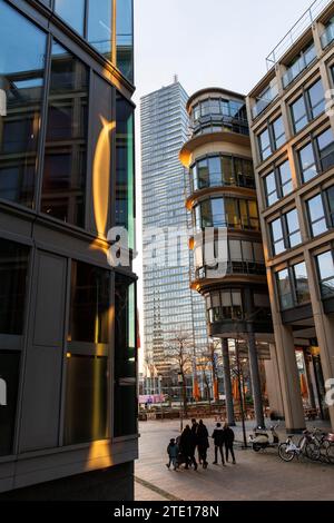 La torre di Colonia e l'edificio n. 5 del Mediapark, Colonia, Germania. Der KoelnTurm und das Gebaeude Nummer 5 im Mediapark, Koeln, Deutschland. Foto Stock