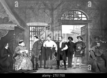 09/30/1915. Nel teatro Princess. Una scena dal primo atto della commedia di López Alarcón e Godoy 'la Tizona', è stata presentata in anteprima con grande successo. Crediti: Album / Archivo ABC / José Zegri Foto Stock