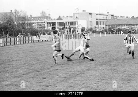 Football match Scots, Whizgle News from the Past, su misura per il futuro. Esplora le narrazioni storiche, l'immagine dell'agenzia olandese olandese con una prospettiva moderna, colmando il divario tra gli eventi di ieri e quelli di domani. Un viaggio senza tempo che delinea le storie che plasmano il nostro futuro. Foto Stock