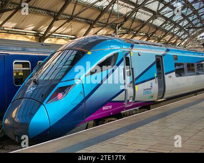 Liverpool, Regno Unito - 21 novembre 2023: Il motore di un treno TransPennine Express presso la stazione di Lime Street a Liverpool, Regno Unito. Foto Stock