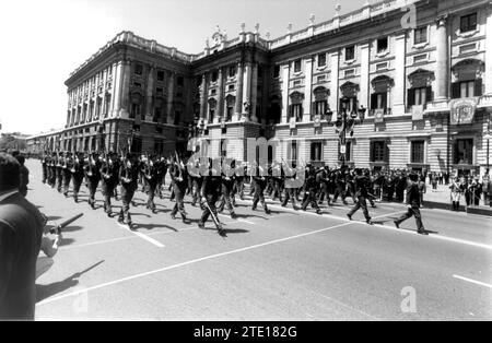 1993 Armed Forces Day Parade, a Madrid, presieduta dalle loro Maestri il Re e la Regina di Spagna e la loro altezza reale il Principe delle Asturie. Crediti: Album / Archivo ABC / Miguel Berrocal Foto Stock