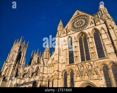 York, Regno Unito - 24 novembre 2023: Il transetto sud della cattedrale di York nel nord dell'Inghilterra, Regno Unito. Sopra la porta Sud ci sono lancette di vetrate gotiche sotto la porta Foto Stock