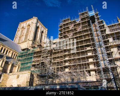 York, Regno Unito - 24 novembre 2023: Un'ampia impalcatura e un ascensore di servizio alla York Minster mentre i lavori di conservazione sull'esterno dell'edificio continuano. Preso da un Foto Stock