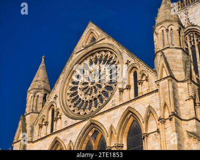 York, Regno Unito - 24 novembre 2023: La finestra circolare Rose sopra la porta sud nel transetto sud della cattedrale di York nell'Inghilterra settentrionale, Regno Unito. Preso da una d soleggiata Foto Stock