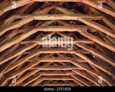 York, Regno Unito - 23 novembre 2023: Travi a forbice nel tetto medievale del loft dei massoni Foto Stock