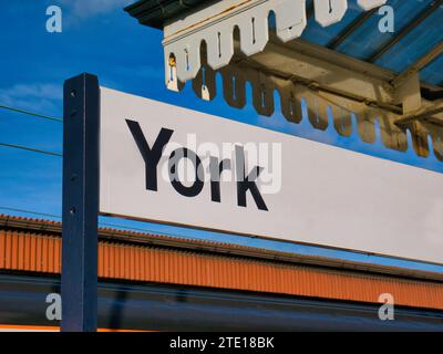 York, Regno Unito - 24 novembre 2023: Un importante cartello con il nome di un luogo presso la stazione ferroviaria di York nel nord dell'Inghilterra, Regno Unito. Foto Stock