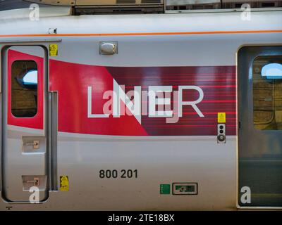 York, Regno Unito - 24 novembre 2023: Il logo aziendale della London North Eastern Railway (LNER), una compagnia ferroviaria britannica. Foto Stock