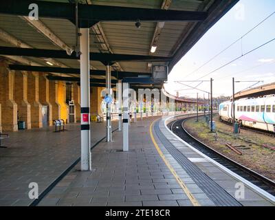 York, Regno Unito - 24 novembre 2023: Alla stazione ferroviaria di York nel nord del Regno Unito, una piattaforma deserta 7 in una giornata limpida. Foto Stock