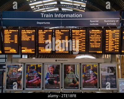 York, Regno Unito - 24 novembre 2023: Un display elettronico di informazioni sui treni presso la stazione ferroviaria di York. Foto Stock