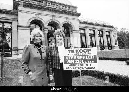 Signora Van Zijl e Strumpkler, agente immobiliare di 20 anni, agenti immobiliari, 26-10-1989, Whizgle News from the Past, su misura per il futuro. Esplora le narrazioni storiche, l'immagine dell'agenzia olandese olandese con una prospettiva moderna, colmando il divario tra gli eventi di ieri e quelli di domani. Un viaggio senza tempo che delinea le storie che plasmano il nostro futuro. Foto Stock