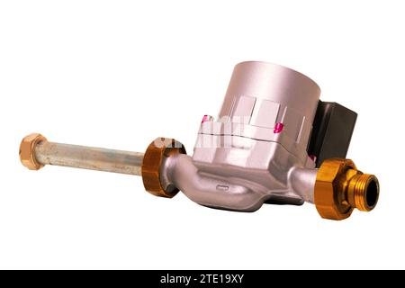 Pompa di circolazione elettrica di un sistema di riscaldamento a gas condensante isolata su sfondo bianco. Ricambi usati per riscaldatori a gas condensante. Caldaia a gas r Foto Stock