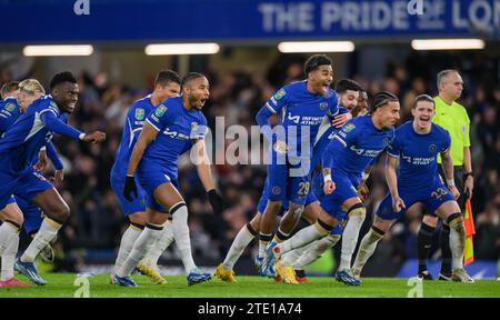 Londra, Regno Unito. 19 dicembre 2023. 19 Dic 2023 - Chelsea contro Newcastle United - Carabao Cup 5° turno - Stamford Bridge i giocatori del Chelsea festeggiano la vittoria ai calci di rigore contro il Newcastle. Credito immagine: Mark Pain/Alamy Live News Foto Stock