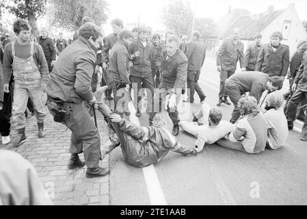 Blocco del trasporto di rifiuti nucleari, Helderseweg, Demonstration, 20-08-1982, Whizgle News from the Past, su misura per il futuro. Esplora le narrazioni storiche, l'immagine dell'agenzia olandese olandese con una prospettiva moderna, colmando il divario tra gli eventi di ieri e quelli di domani. Un viaggio senza tempo che delinea le storie che plasmano il nostro futuro. Foto Stock