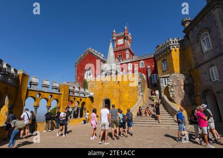 Cortile interno del Palazzo Nazionale di pena a Sintra, Portogallo. Gruppo di turisti che visitano il castello del XIX secolo in stile romanico revival e N Foto Stock