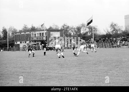 Football match Scots, Whizgle News from the Past, su misura per il futuro. Esplora le narrazioni storiche, l'immagine dell'agenzia olandese olandese con una prospettiva moderna, colmando il divario tra gli eventi di ieri e quelli di domani. Un viaggio senza tempo che delinea le storie che plasmano il nostro futuro. Foto Stock