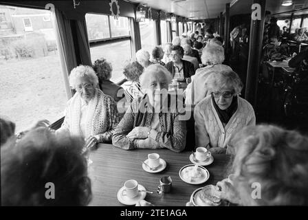 Persone ai tavoli della barca Zonnebloem, alla partenza da Haarlem, Haarlem, Paesi Bassi, 10-04-1987, Whizgle News from the Past, su misura per il futuro. Esplora le narrazioni storiche, l'immagine dell'agenzia olandese olandese con una prospettiva moderna, colmando il divario tra gli eventi di ieri e quelli di domani. Un viaggio senza tempo che delinea le storie che plasmano il nostro futuro. Foto Stock