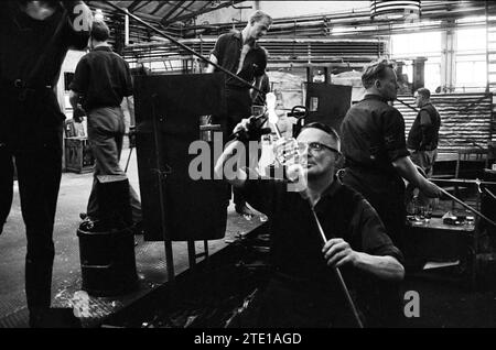 Visita vetro soffiato, vetro colorato, vetro soffiato, vetro in generale, 14-06-1967, Whizgle News dal passato, su misura per il futuro. Esplora le narrazioni storiche, l'immagine dell'agenzia olandese olandese con una prospettiva moderna, colmando il divario tra gli eventi di ieri e quelli di domani. Un viaggio senza tempo che delinea le storie che plasmano il nostro futuro. Foto Stock