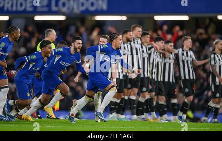 Londra, Regno Unito. 19 dicembre 2023 - Chelsea contro Newcastle United - Carabao Cup 5° turno - Stamford Bridge. I giocatori del Chelsea festeggiano la vittoria ai calci di rigore contro il Newcastle. Credito immagine: Mark Pain / Alamy Live News Foto Stock