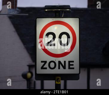 Segnale zona limite di velocità 20 mph, Warwick, Regno Unito Foto Stock