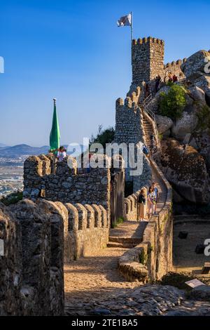 Il Castello dei Mori (Castelo dos Mouros) a Sintra, grande Lisbona, Portogallo. Castello medievale moresco risalente all'VIII secolo. Foto Stock