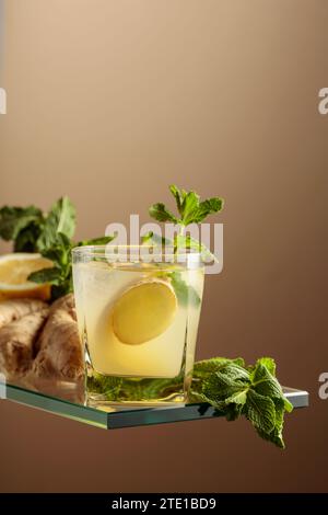 Cocktail di birra allo zenzero con limone e menta in un bicchiere congelato. Rinfrescante cocktail estivo con ghiaccio naturale, zenzero, limone e menta. Spazio di copia. Foto Stock