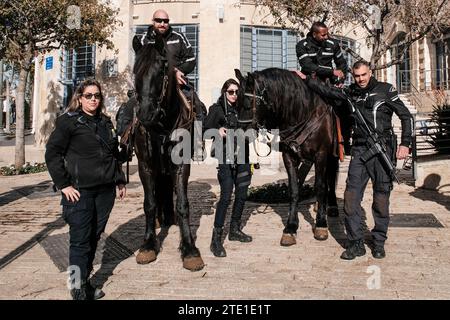 Gerusalemme, Israele. 20 dicembre 2023. Poliziotti e donne pattugliano le strade di Gerusalemme, prestando particolare attenzione alla linea di giunzione tra Gerusalemme est e Gerusalemme ovest nel tentativo di sopprimere qualsiasi disturbo. Crediti: NIR Alon/Alamy Live News Foto Stock