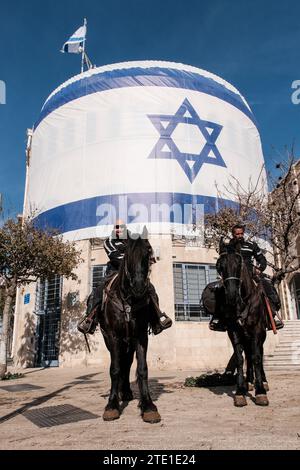 Gerusalemme, Israele. 20 dicembre 2023. Poliziotti e donne pattugliano le strade di Gerusalemme, prestando particolare attenzione alla linea di giunzione tra Gerusalemme est e Gerusalemme ovest nel tentativo di sopprimere qualsiasi disturbo. Crediti: NIR Alon/Alamy Live News Foto Stock