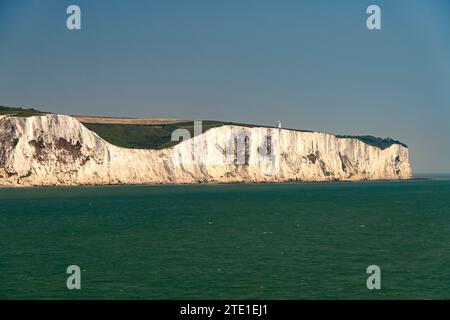 Die Kreidefelsen von dover und der South-Foreland-Leuchtturm am Ärmelkanal bei dover, Kent, England, Großbritannien, Europa | The White Cliffs of Do Foto Stock