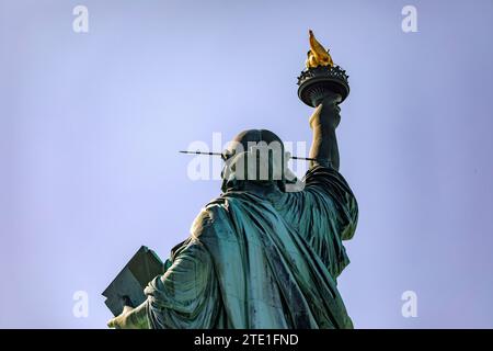 Spettacolare statua della libertà della grande Mela vista da dietro, questo monumento è conosciuto come la signora di New York in tutto il mondo. Foto Stock