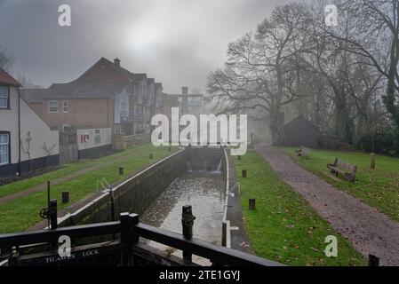 Il canale di navigazione del fiume Wey al Tamigi si blocca in una giornata invernale molto nebbiosa e nebbiosa Weybridge Surrey Inghilterra Regno Unito Foto Stock