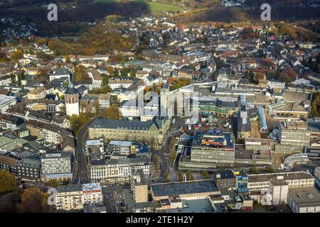 Vista aerea, vista del centro città con il centro storico, la piazza del municipio e l'Allee-Center con la costruzione del mercato di Natale, la torre dell'acqua di Waterbölles Foto Stock