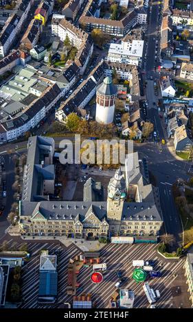 Vista aerea, centro storico della città con piazza del municipio e costruzione del mercato di Natale, vista della torre dell'acqua di Waterbölles e municipio, centro, Rems Foto Stock