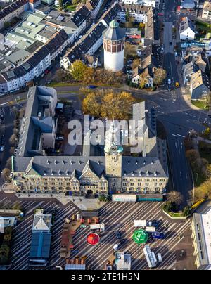 Vista aerea, centro storico della città con piazza del municipio e costruzione del mercato di Natale, vista della torre dell'acqua di Waterbölles e municipio, centro, Rems Foto Stock
