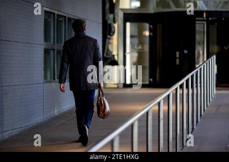 L'AIA - il deputato Gideon van Meijeren (FVD) arriva in tribunale per un'udienza introduttiva. Van Meijeren e' sotto processo per istigazione. Si tratta di due casi del 2022, in cui il politico del Forum per la democrazia ha suggerito che la violenza contro il governo è consentita e forse addirittura necessaria. ANP ROBIN VAN LONKHUIJSEN paesi bassi Out - belgio Out Foto Stock